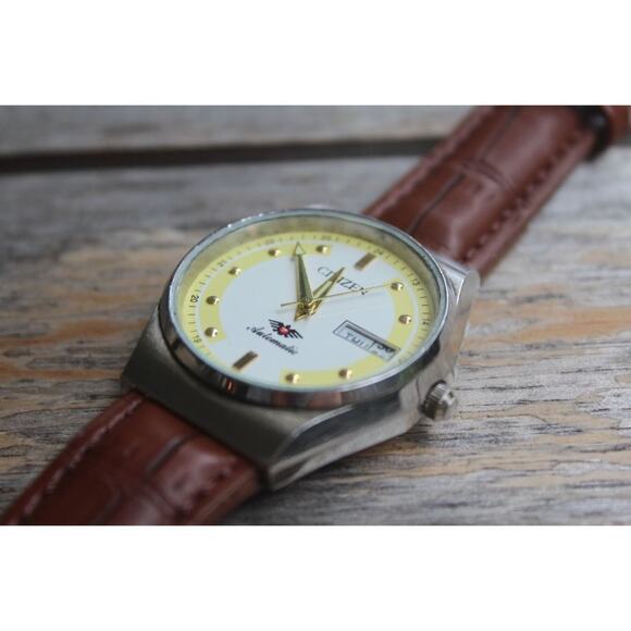 Vintage 1981 Citizen Automatic Mens Silver Watch W/daydate & Yellow accents - Picture 3 of 6